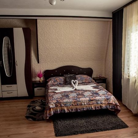 Отель Casa Robi Pestisani Экстерьер фото